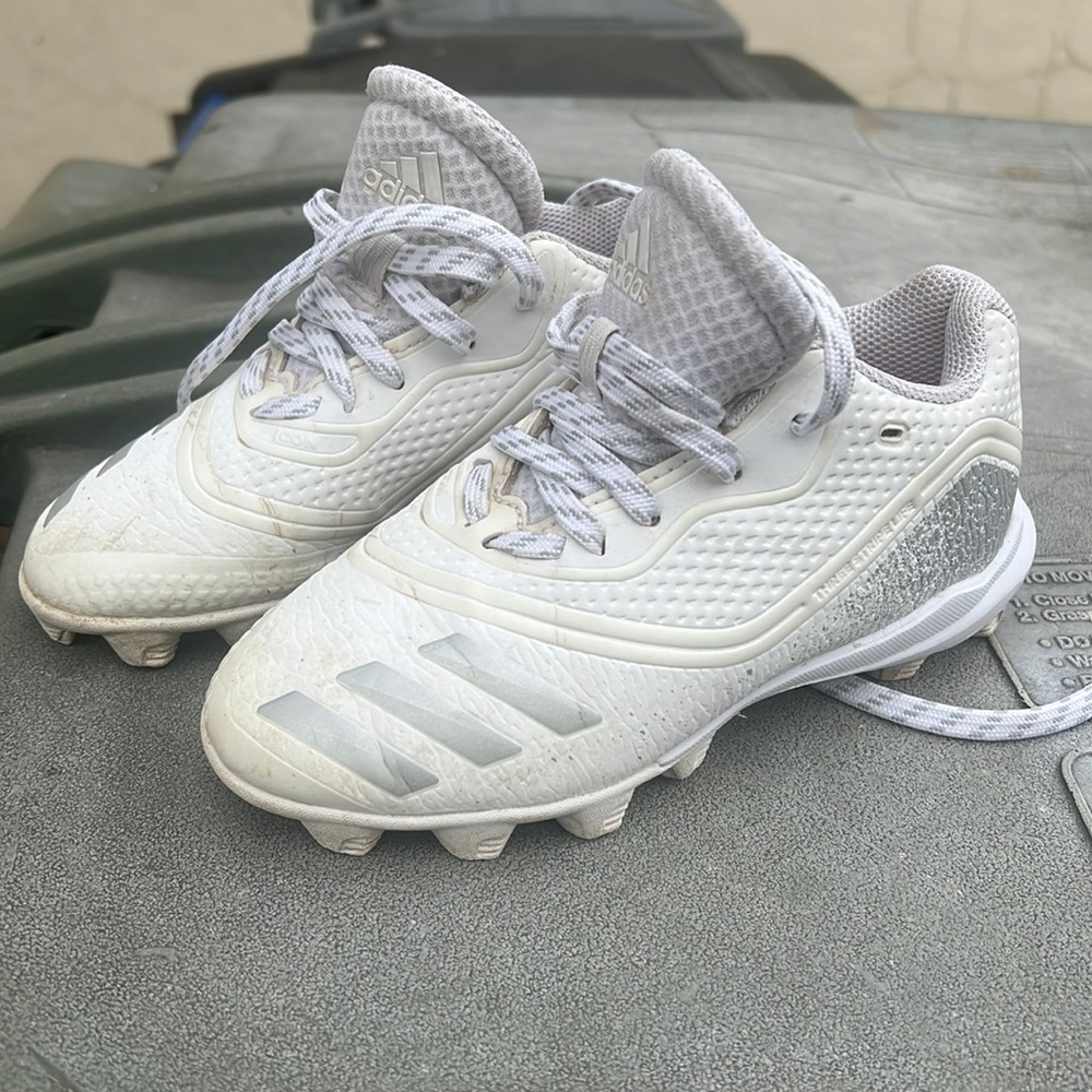 adidas Unisex-Child Icon V Md Sneakers (baseball cleats)